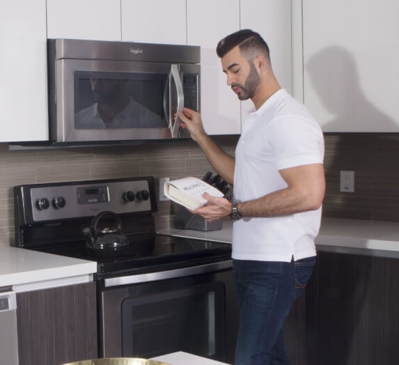 Person heating MealPro meal at the microwave