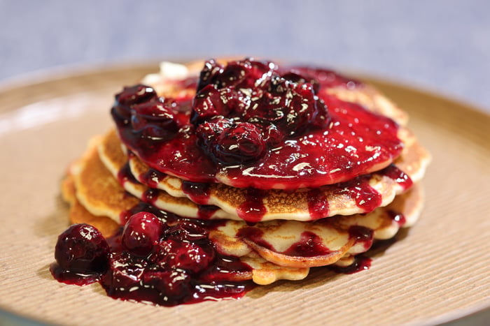 keto meal prep ideas: pancakes with berries recipe