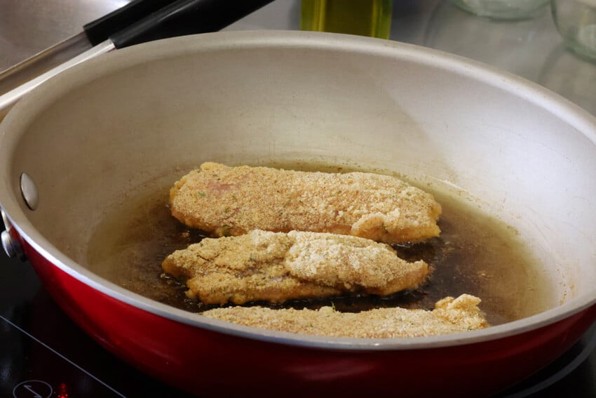 Saute Chicken Submerged in Breadcrumbs